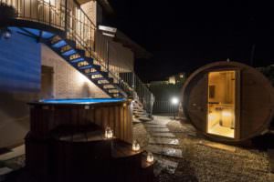 OUTDOOR HOT TUBS IN FIBERGLASS AND WOOD