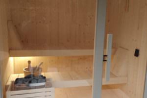INTERNI SAUNA SPATIUM CON PANCHE IN ABETE E STUFA