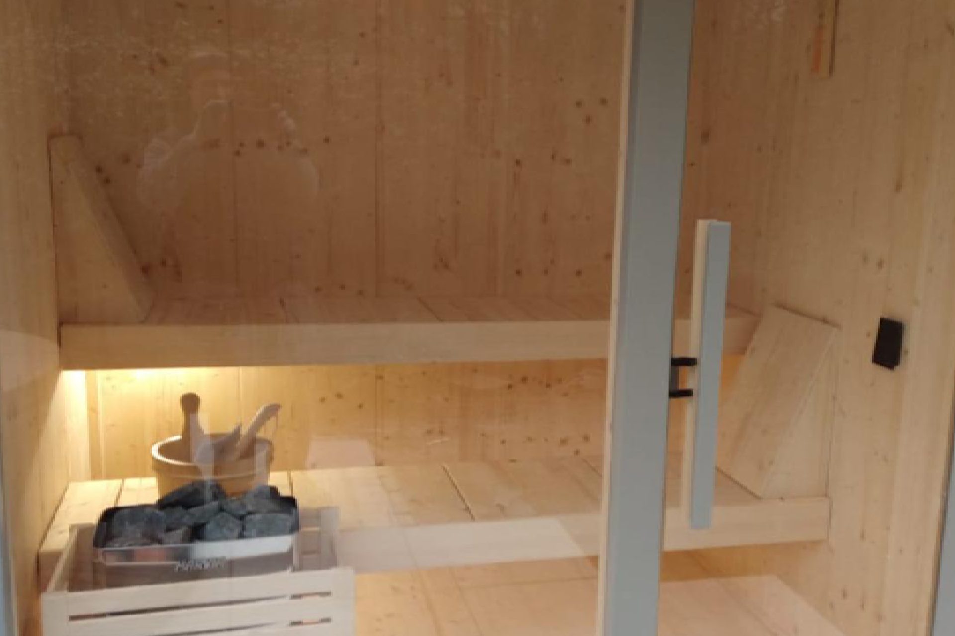 INTERNI SAUNA SPATIUM CON PANCHE IN ABETE E STUFA