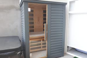 SAUNA CON VERNICIATURA ESTERNA E PANNELLI INFRAROSSI