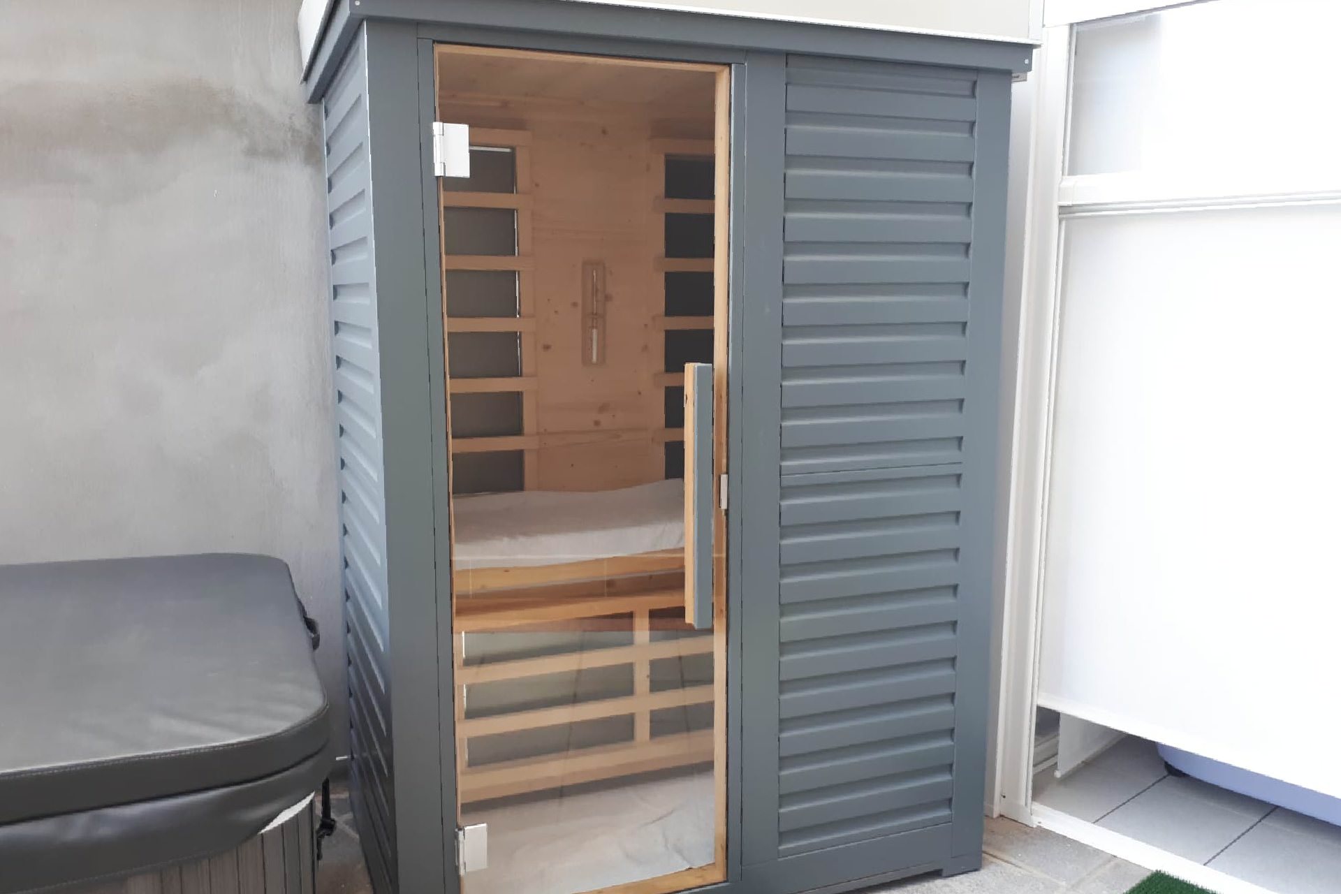 SAUNA CON VERNICIATURA ESTERNA E PANNELLI INFRAROSSI