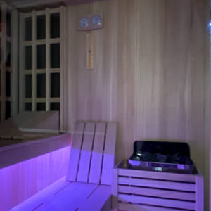 PARTICOLARI INTERNI SAUNA CON PANNELLI INFRAROSSI E STUFA