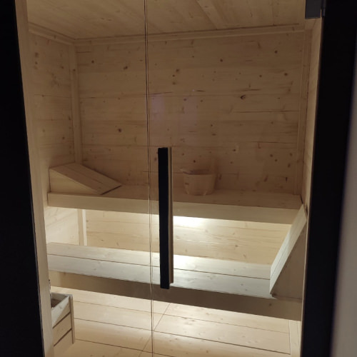 INDOOR SAUNA WITH INTEGRATED WHITE LIGHT
