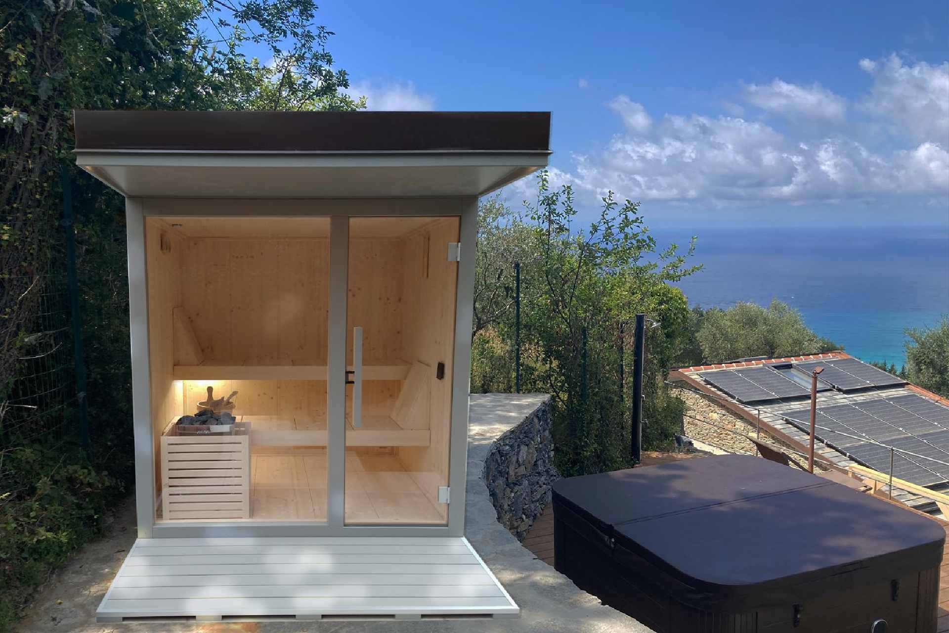 SAUNA CON VERNICIATURA GRIGIA E VETRATA PANORAMICA